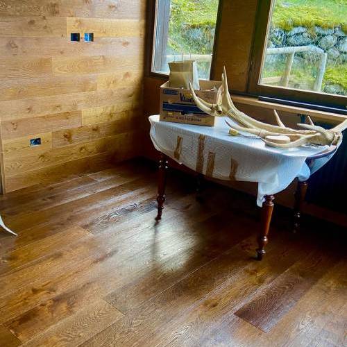 Parquet e rivestimento a parete in legno di rovere rustico in due toni chiaro scuro abbinati